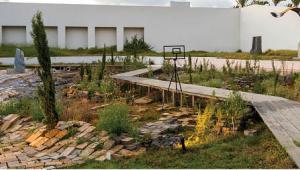 "מעולם לא היינו טבעיים" שיח האמנית ואדריכלית הנוף  של גן "גרגר"  רלי דה פריס עם אורלי לובין