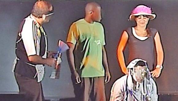 אסירים וסטודנטית בסצנה "זוגלובק" כלא איילון 2002
