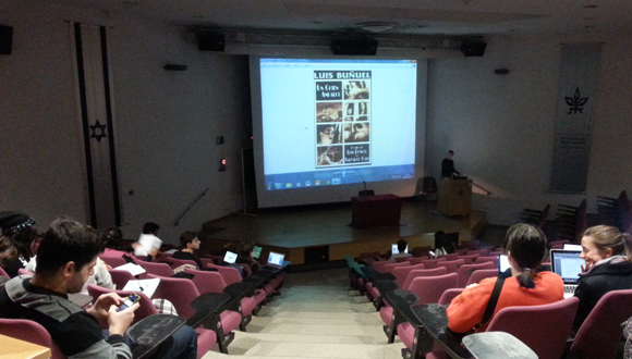 הסדרה מתמקדת במופעים שונים של תופעת ההגירה