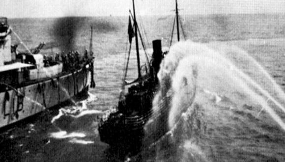 האונייה יהודה הלוי מותקפת בזרנוקי מים על ידי הבריטים צילום:  באדיבות ארכיון הפלמ"ח וארכיון צה"ל